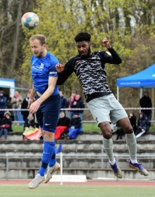 Im zweiten Teil der englischen Woche geht es für Alexander Rimoldi (l. gegen den Koblenzer Dominic Duncan) am Mittwoch nach Hoffenheim.