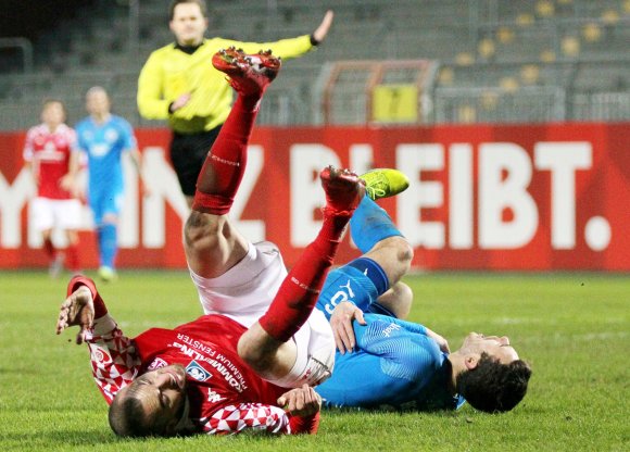 Simon Brandstetter erlebte im jüngsten Heimspiel gegen den FC-Astoria eine der gewohnten Rückenlandungen gegen die Walldorfer. Im Januar vorigen Jahres unterlag die U23 mit 0:2.