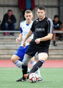 Toni Wenzel (vorne) brachte Alemannia Laubenheim beim Sieg gegen den 1.FC Nackenheim mit 1:0 in Führung, Für Mustafa Akman und den SKC Barbaros geht die Aufholjagd in der A-Klasse weiter.