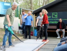 Janina Steinkrüger steht bereit für den Saison-Eröffnungsschlag, mit einem von einer Umweltdezernentin besonders gern gesehenen Laubbläser bekommt sie die Bahn noch einmal von störendem Sand befreit.