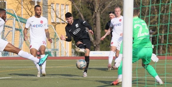 Etienne Portmann (M.) ist zu einem Schlüsselspieler des TSV Schott gereift.