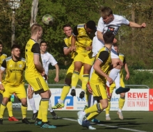 Die Entscheidung: Noah Juricinec köpft nach einem Eckball von Doppeltorschütze LucaBarroso Rennstich an einem ganzen Pulk Wiesbacher Spieler vorbei zum 3:0 ein.