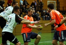 Marcus Quilitzsch (Mitte, mit Kai Diehl, r.) übernahm bei seinem ersten Einsatz nach einem Monat Spielpause sofort wieder eine tragende Rolle im Rückraum der Sportfreunde.