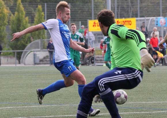 Greg Szymanek machte alles klar: Gegen den sich nach seinem Zusammenprall mit Mate Malenica gerade wieder aufrappelnden Kandeler Torwart Julian Roth erzielte der Mombach Angreifer das 3:1.