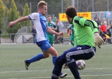 Greg Szymanek machte alles klar: Gegen den sich nach seinem Zusammenprall mit Mate Malenica gerade wieder aufrappelnden Kandeler Torwart Julian Roth erzielte der Mombach Angreifer das 3:1.