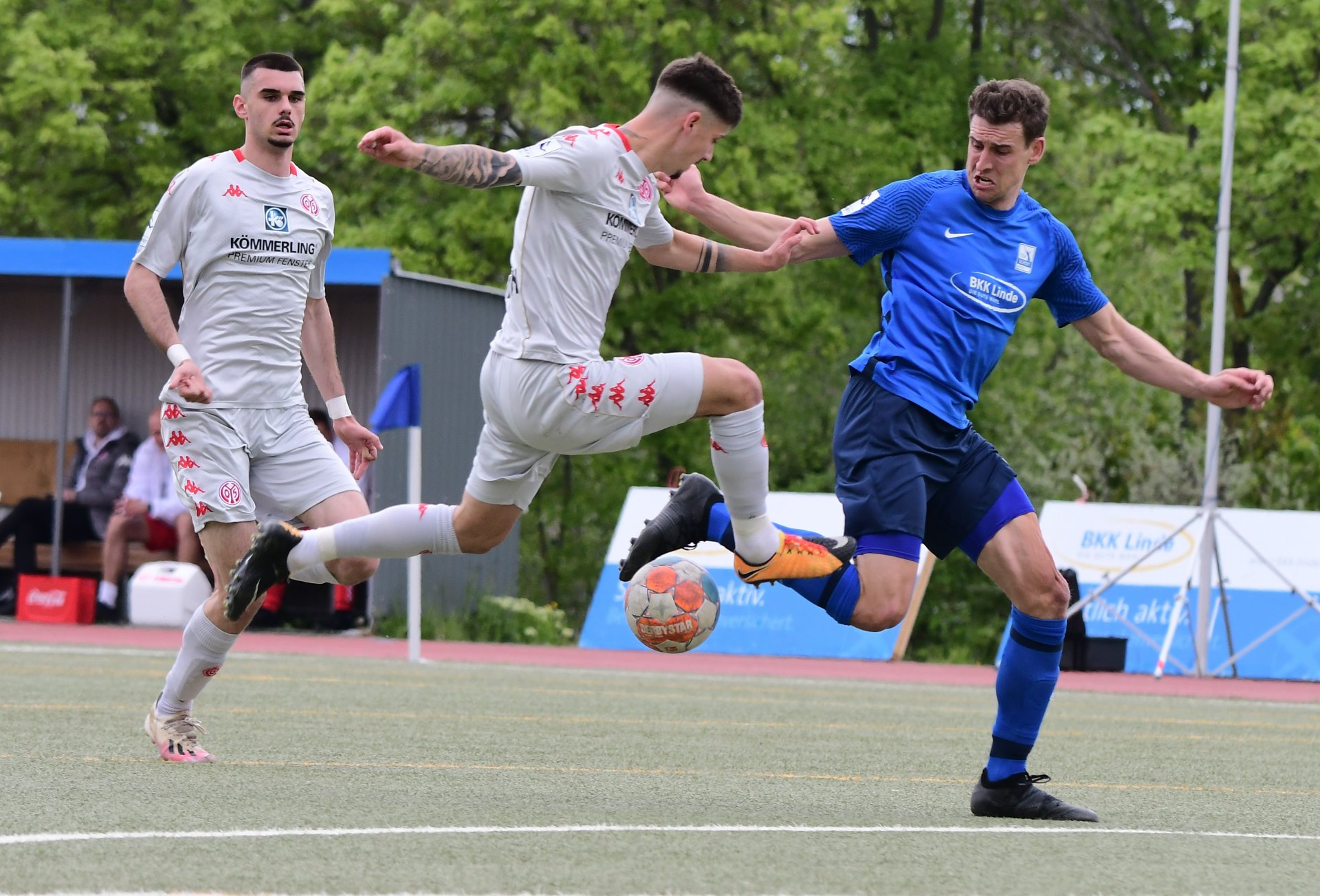 Janek Ripplinger (r.) schien unmittelbar vor der Pause auf dem Weg zum 1:0, vermochte Lukas Quirins Stellungsfehler aber nicht auszunutzen...