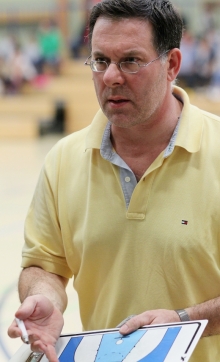 Da half auch das Taktikbrett nicht weiter: Gegen Eintracht Frankfurt gerieten Rüdiger Schmitts Nieder-Olmer Basketballer schnell an ihre Grenzen.