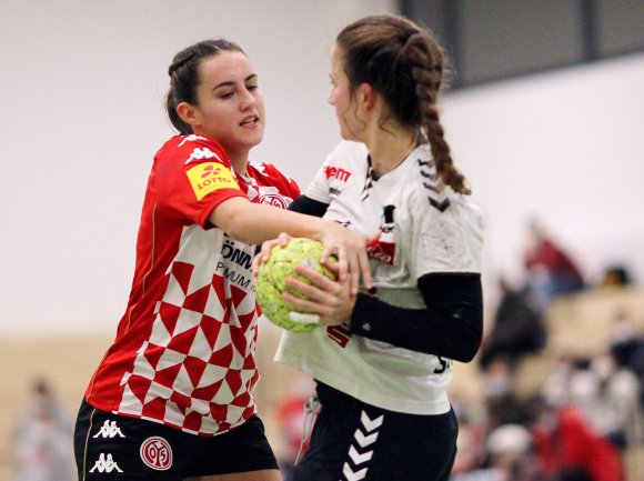 Ruhephasen wie hier für Amelie Gilanyi wird es gegen den HSV Solingen-Gräfrath beim Wiedersehen am Samstag vermutlich weniger geben. Die Rechtsaußen, die nach der Runde fest in das Zweitligateam aufrücken wird,  war schon bei der Hinspielniederlage dabei. 