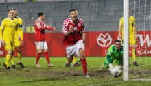 Wie seit Jahren gewohnt gelang auch im jüngsten Heimspiel der Mainzer U23 gegen den FK Pirmasens kein Erfolg, Romario Roesch sieht hier beim 1:2 vom Februar 2021 mal wieder einen Ball am Tor vorbeihoppeln.