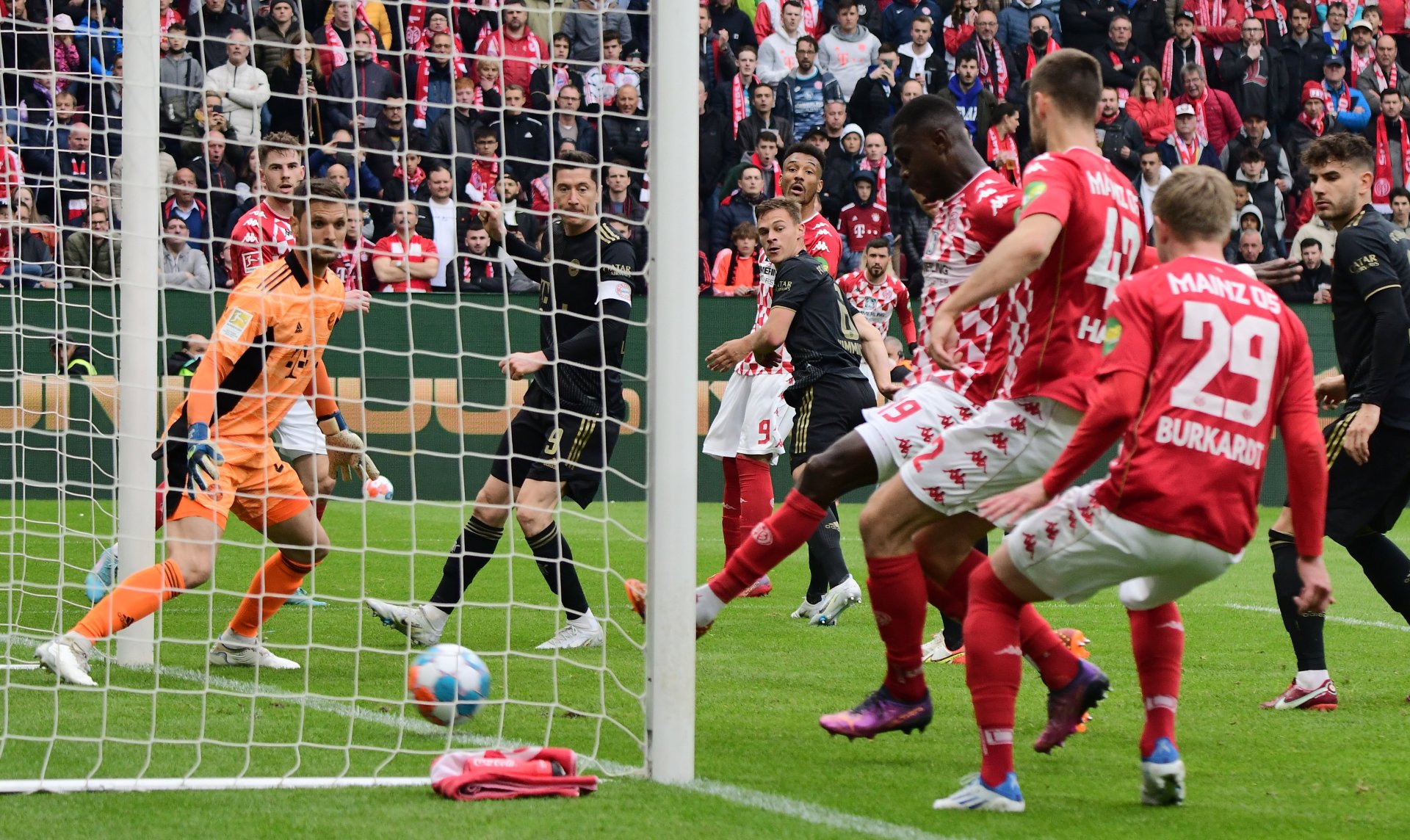 Moussa Niakhaté nimmt Alexander Hack die Chance auf einen Treffer – das 2:0 gegen den FC Bayern staubt der Kapitän selbst ab, und Torwart Sven Ulreich fragt sich womöglich, warum beim Mainzer Freistoß gleich drei 05er am langen Pfosten stehen…