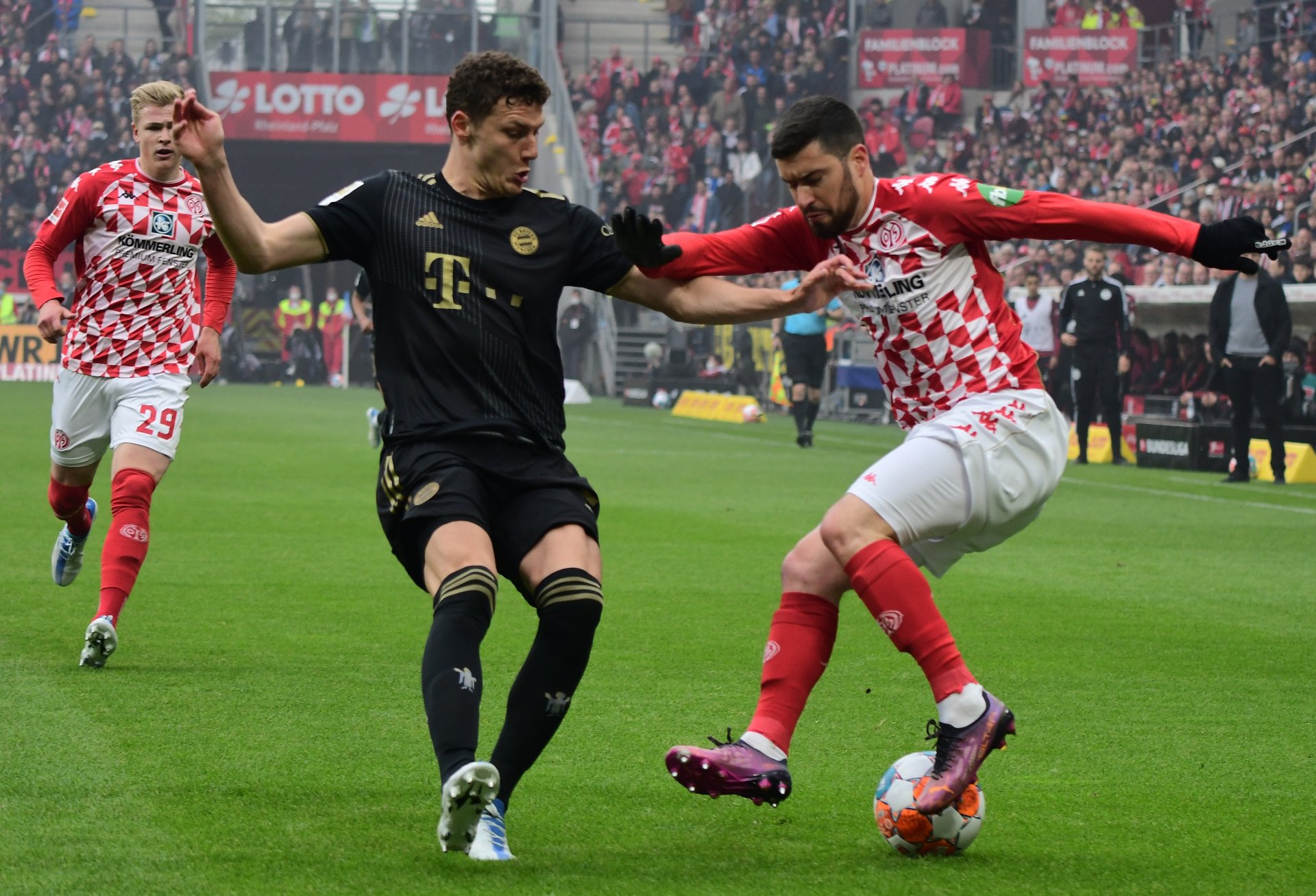 Aarón war einer der vier Akteure, die von der Bank in die Anfangsformation rückten. Der Spanier, hier gegen Benjamin Pavard, überzeugt als linkes Glied der Fünferkette.