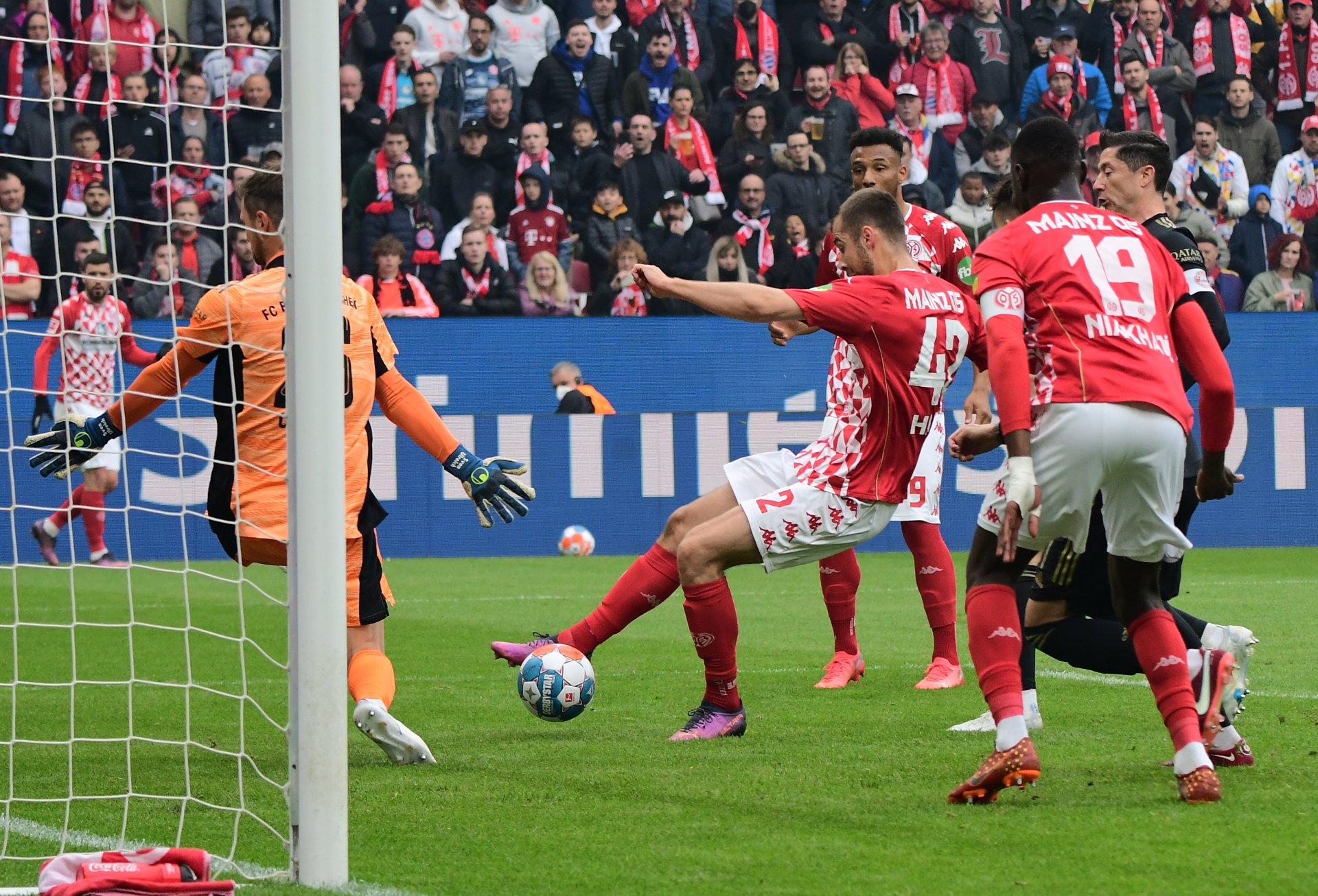 Vor dem Bayern-Tor hatte Alexander Hack Pech, auch mit einem Kopfball an die Latte. Die Leistung des Innenverteidigers, der im zweiten Durchgang Robert Lewandowski am Ausgleich hinderte, schmälerte das nicht.