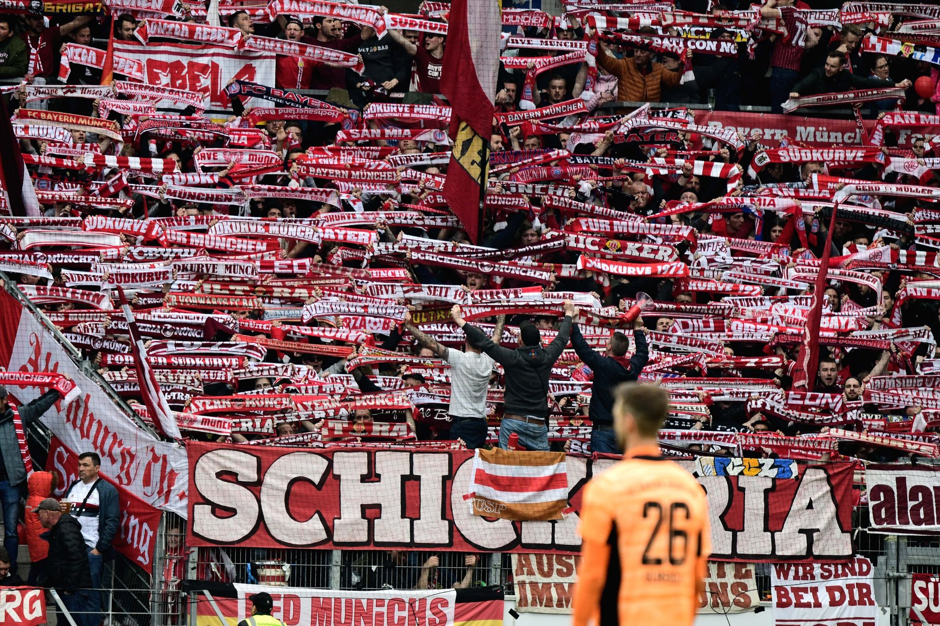 ...das war einer der ganz wenigen Momente, in denen auch die Münchener Fans ihren Spaß hatten, die sich immerhin mit dem vor einer Woche gesicherten Meistertitel trösten konnten...