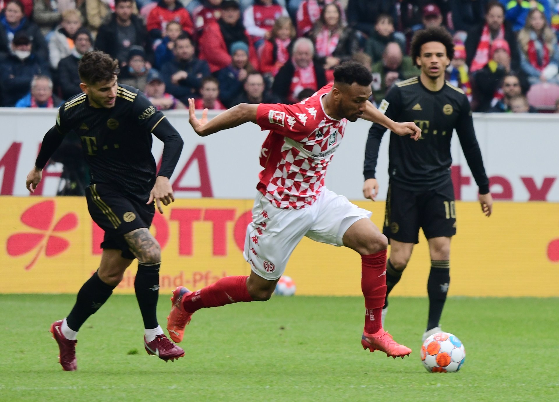 …und allen voran Karim Onisiwo, der nach Leroy Sanés (hinten) Ballverlust gegen Anton Stach den Konter lief, den…