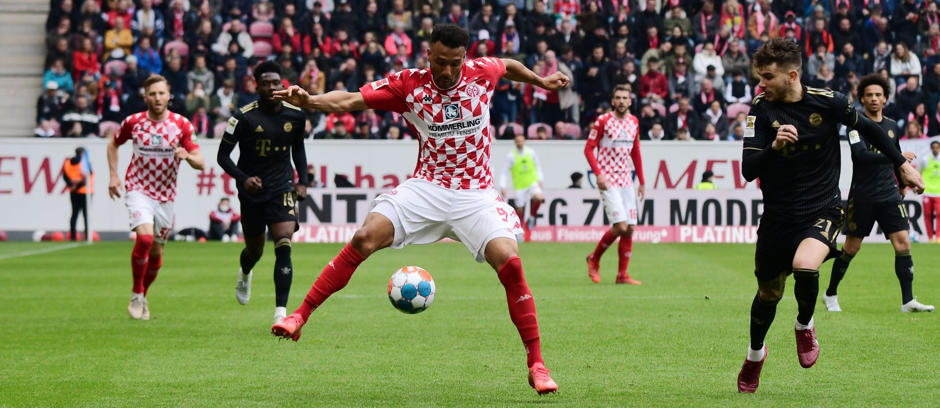 Karim Onisiwos stärkste Aktion: Mit der Hacke legt er den Ball um den verdutzten Hernandez. Seinen Pass durch den Strafraum ließ Barreiro für Burkardt durch, der aber das sichere 4:1 vergab.