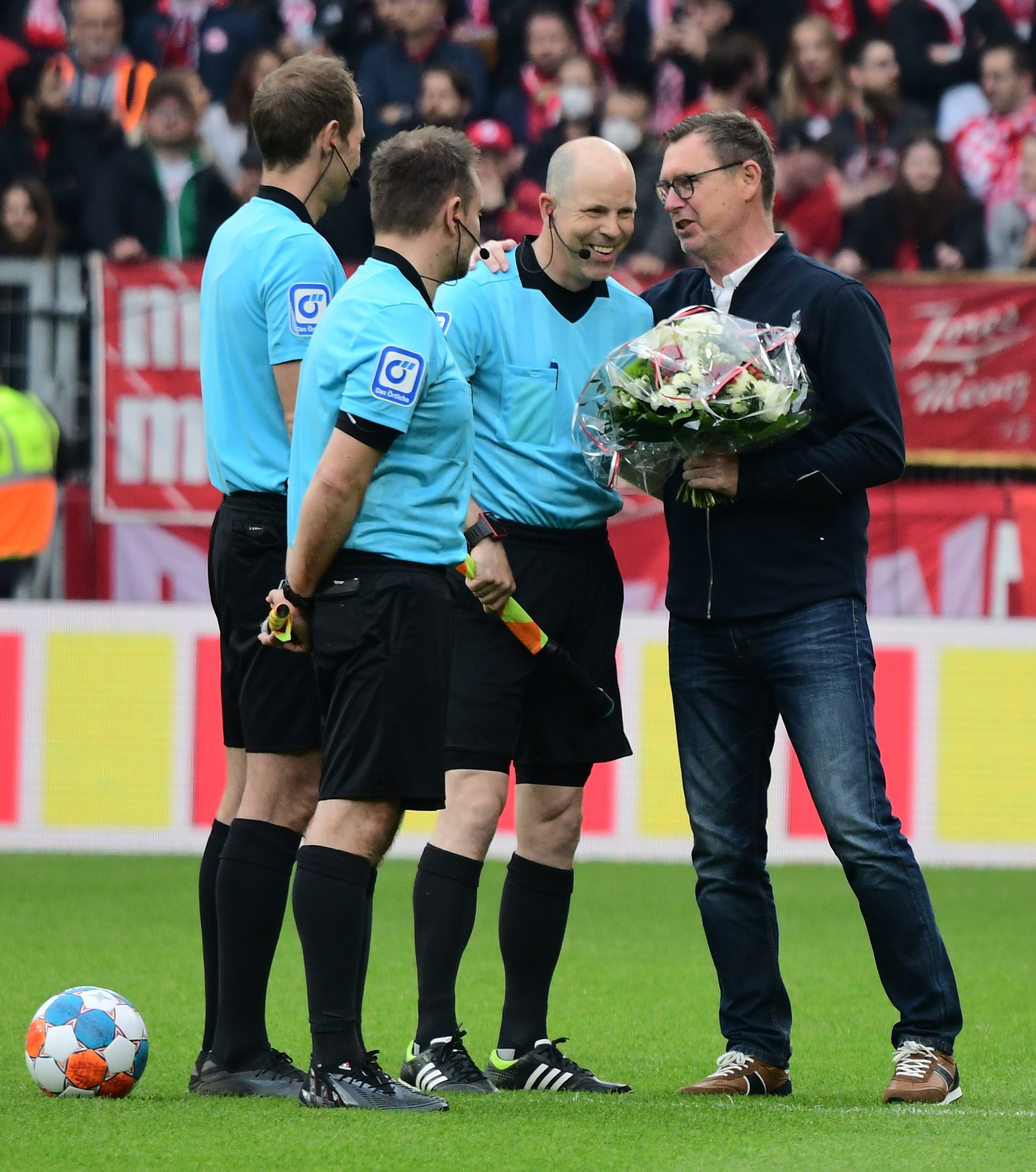 ...und Schiedsrichterassistent Mike Pickel, der seine Karriere nach dieser Partie beendete, hätte kaum ein schöneres Spiel zum Abschied bekommen können. Blumen von 05-Chef Stefan Hofmann gab's schon vor dem Anpfiff.