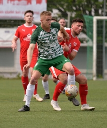 Tarek Schwiderski hatte per Freistoß die Chance zum 1:3. Gegenspieler Marius Gedratis hatte vor der Pause zweimal zugeschlagen.