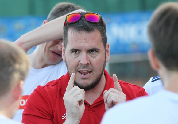 Trainer Daniel Strahn hat mit den Hockeymännern des TSV Schott mittelfristig einiges vor. Der nun beginnende zweite Teil der Feldsaison soll da nur ein Schritt in der Entwicklung sein, durch die schwachen Punktausbeute vom Herbst geht es gegen den Limburger HC zum Auftakt aber erst einmal um Punkte gegen die latente Abstiegsgefahr.