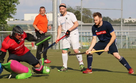 Tobias Gutbrod (r.) vor dem Limburger Tor: Im Schusskreis war der TSV Schott viel zu sehen, aus der Nahdistanz wollte der Ball allerdings nicht über die Linie.