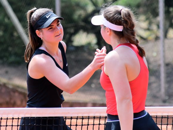 Ihre anfängliche Nervosität legte Martina Markov im Laufe des Matches gegen Lisa-Marie Wurst ab und setzte sich mit 6:3, 6:3 durch.