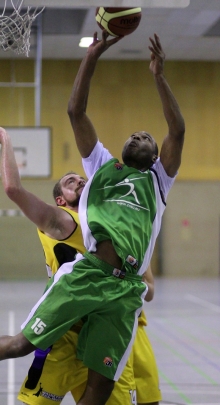 16 Punkte zum Einstand: Jerry Otshumbe (hier gegen Dzemsudin Kadic) macht dem SC Lerchenberg Hoffnung im Kampf um den Klassenverbleib.