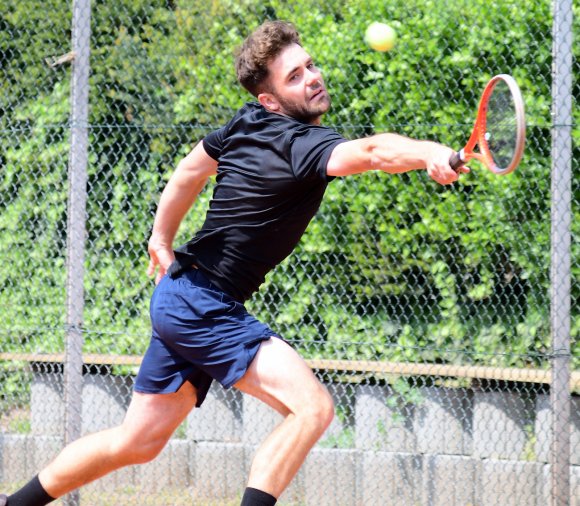 Fabian Guzik streckte und steigerte sich gegen Max Milic, verpasste den Matchtiebreak aber knapp.