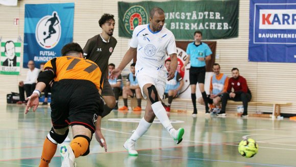Damit sind die Chancen der Mainzer (r. Aziz Derrou), in der Bundesliga zu bleiben, auf ein Minimum gesunken.