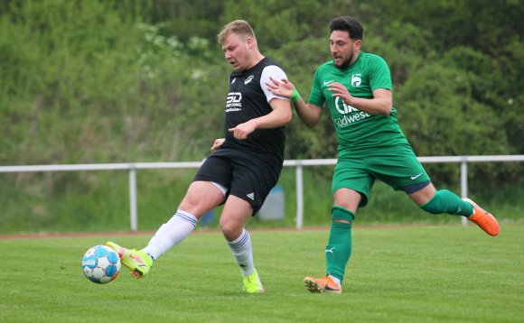 Fabian Schuster (l.) steht mit dem FSV Saulheim vor wichtigen Spielen im Kampf um den Klassenverbleib.