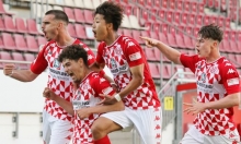 Rasim Bulic, Kaito Mizuta und Lucas Laux (oben v.l.) können sich kaum bremsen beim Feiern der Einzelleistung von Ben Bobzien, der gerade den Siegtreffer gegen die TSG Balingen erzielt hat.