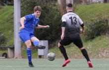 Heftig wurde es im letzten Spiel der Saison 2019/20 vor dem Abbruch für den SV Ruchheim (r. Janosch Diemer). Die Bretzenheimer (l. Luca Scherer) gehen davon aus, dass die Pfälzer sich diesmal nicht wieder mit 6:0 besiegen lassen.