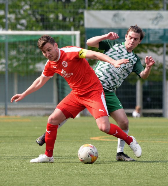 Arlind Hoti (r.) ist einer der Spieler, die TuS-Trainer Kayhan Cakici in den nächsten Wochen noch entwickeln will.