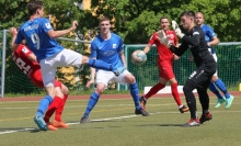 Mit langem Bein macht er ihn rein: Janek Ripplinger...