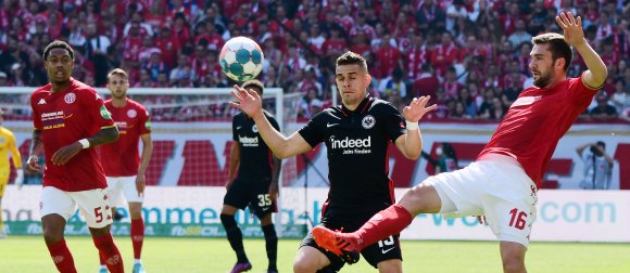 Viele Chancen gestatteten die 05er (hier Stefan Bell gegen Rafael Borré) der Eintracht nicht. Allerdings schlossen die Frankfurter sehr effektiv ab.