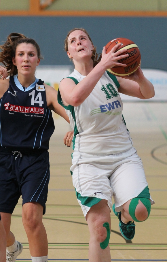 Für Nicole Leroux (r.) und die DJK-Basketballerinnen läuft es noch nicht rund. Ein Sieg aus drei Spielen ist nicht die erhoffte Ausbeute.