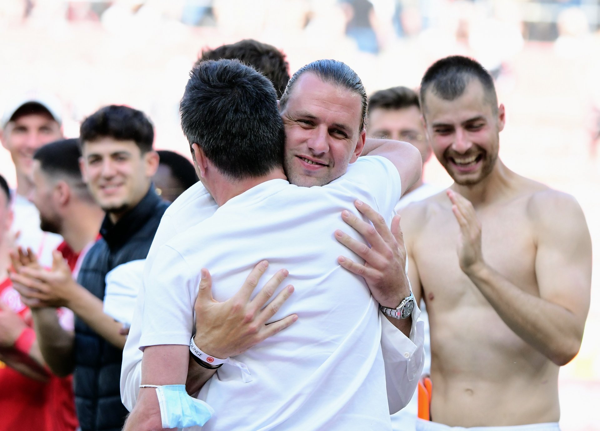 Ádám Szalai, seit Ende Januar beim FC Basel, war eigens angereist, um sich von Heidel drücken zu lassen und Alexander Hacks Sixpack zu bewundern.