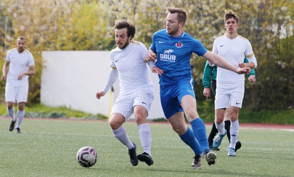 Jonas Pfau (l.) schoss den SV Ober-Olm gegen den TSV Mommenheim zum Sieg und an die Tabellenspitze.