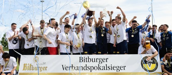 Ausgelassen feierten die Fußballer des TSV Schott den größte Erfolg ihrer bisherigen Karrieren. Für manche, wie Jonas Raltschitsch (mit Pokal) und Janek Ripplinger (rechts daneben) war es der krönende Schlusspunkt.