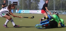 Das erst zweite Tor der Schott-Hockeyfrauen in der Entstehung: Susann Esmek dringt von recht zum Tor vor und scheitert an der Gästekeeperin...