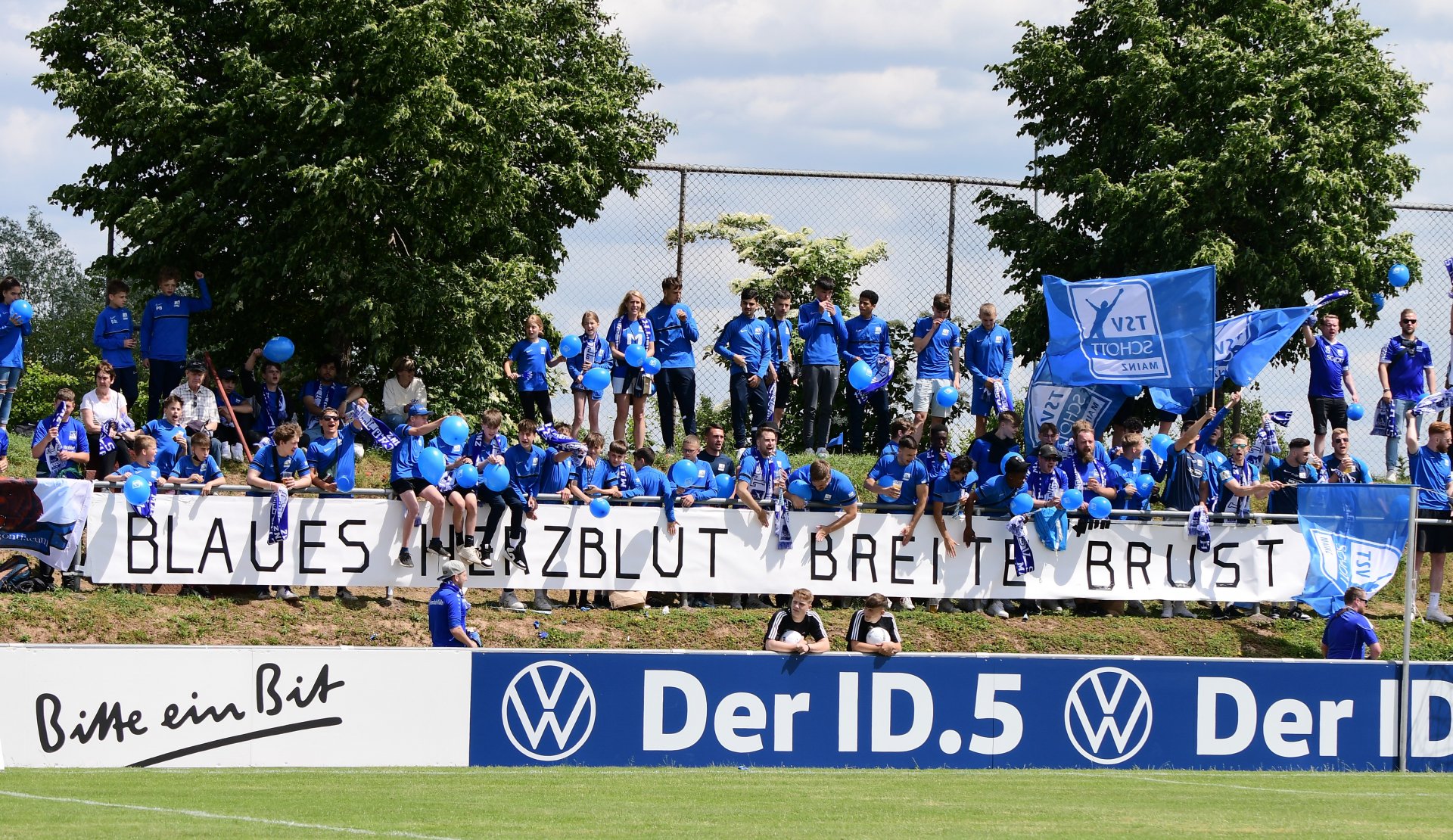 Unterstützt von mehreren Hundert Fans…