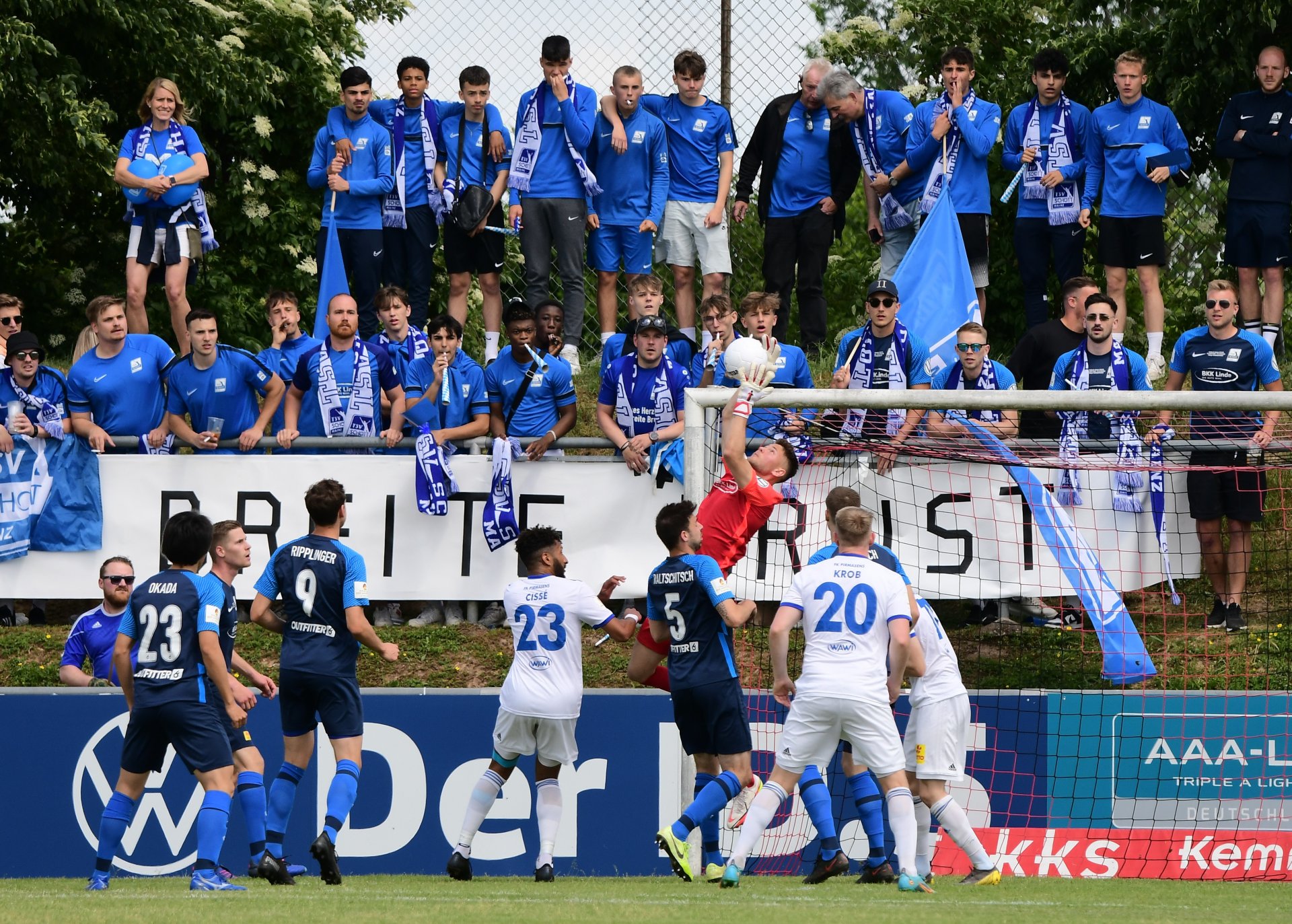 …mussten die Schottler zehn Anfangsminuten überstehen, in denen die Pirmasenser das Spiel bestimmten. Doch auf Jonas Weyand im Tor und seine Vorderleute war Verlass.