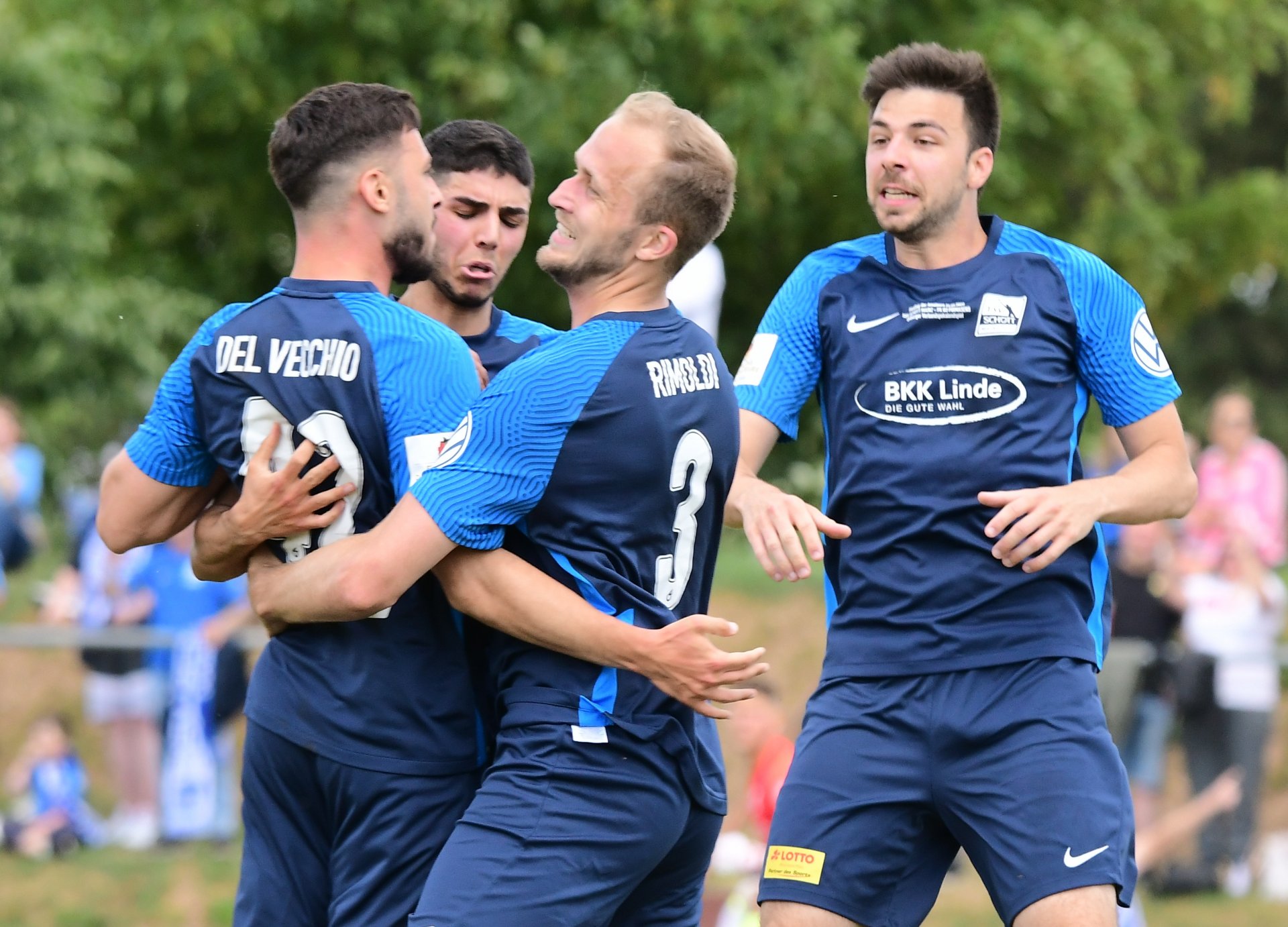 …insbesondere an der wichtigsten: Del Vecchio erzielte in der 32. Minute das 1:0, was er auf dem Feld mit Etienne Portmann, Alexander Rimoldi und Jonas Raltschitsch…