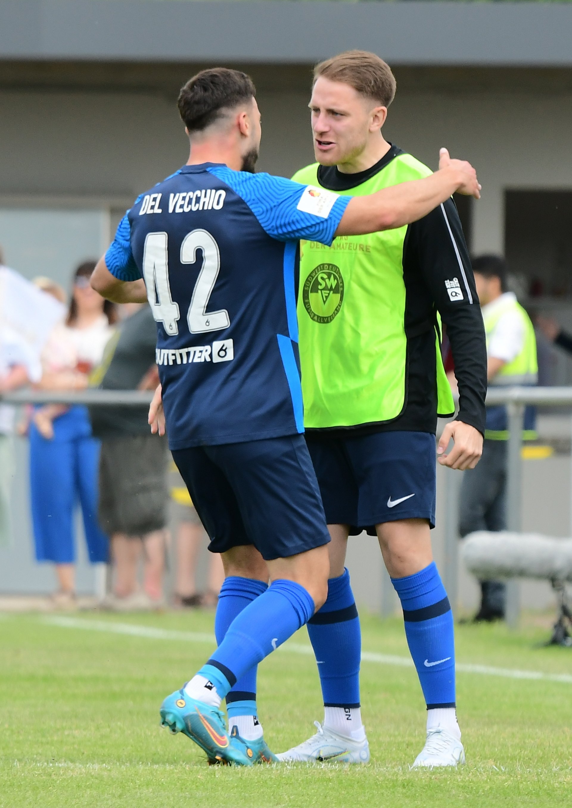 …und am Spielfeldrand mit dem nach langer Verletzungspause in der Schlussphase mitwirkenden Tim Müller feierte.