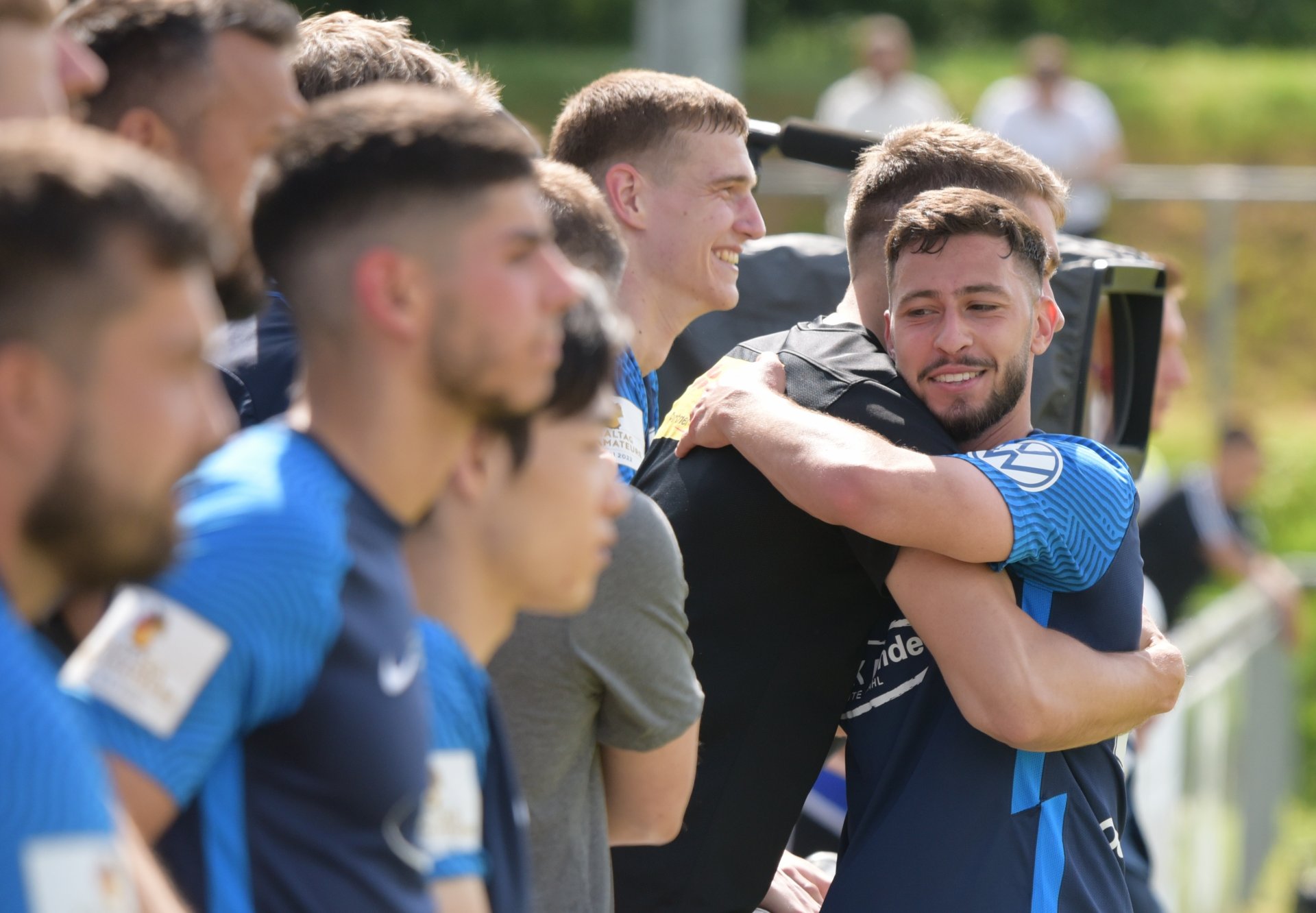 Die ausgewechselten Pokalhelden um Dominik Ahlbach und die Torschützen Etienne Portmann und Giorgio Del Vecchio.