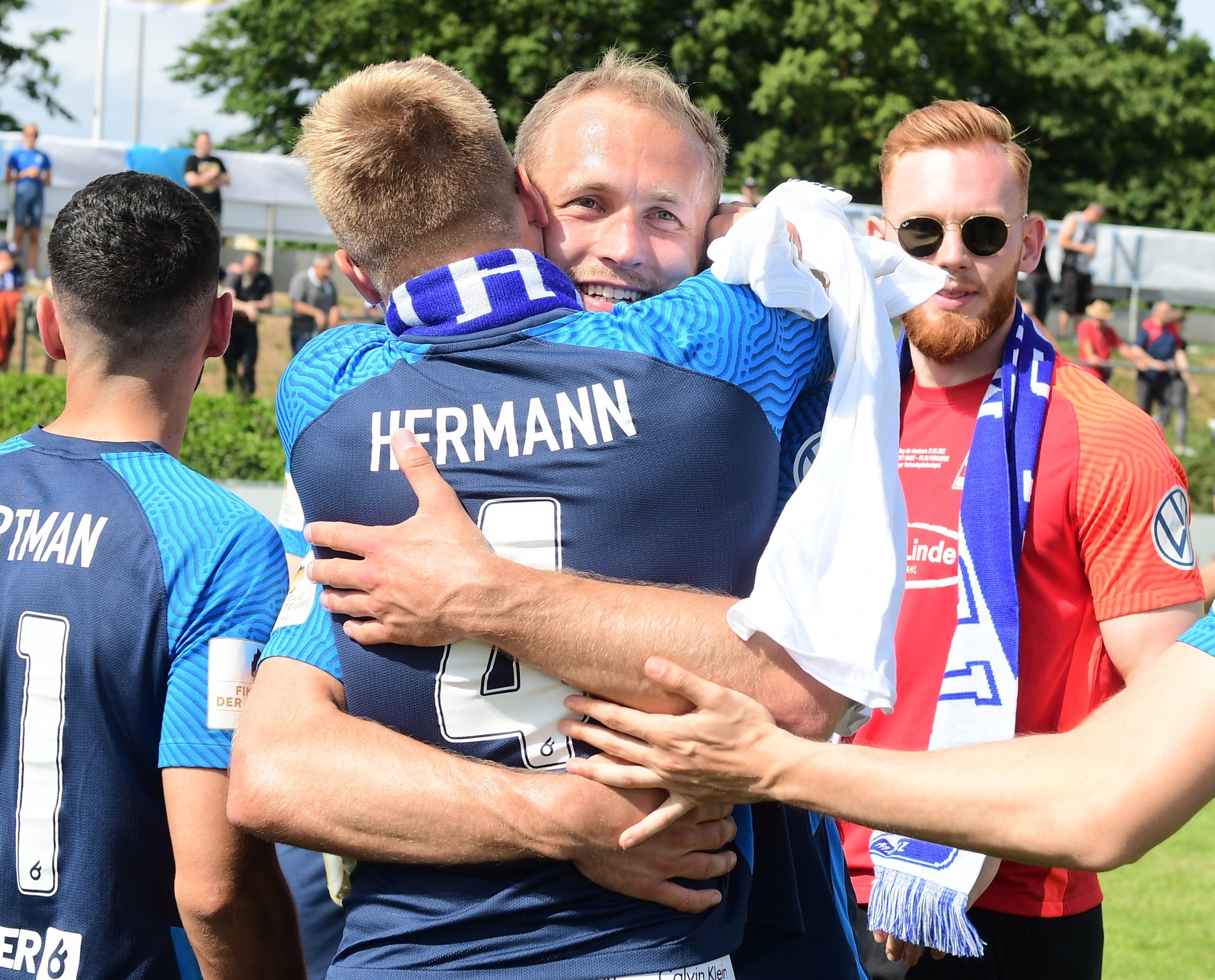 …sowie mit dem langzeitverletzten Lars Hermann, dessen Platz in der Abwehr er einnehmen durfte, und Torwart Felix Pohlenz.