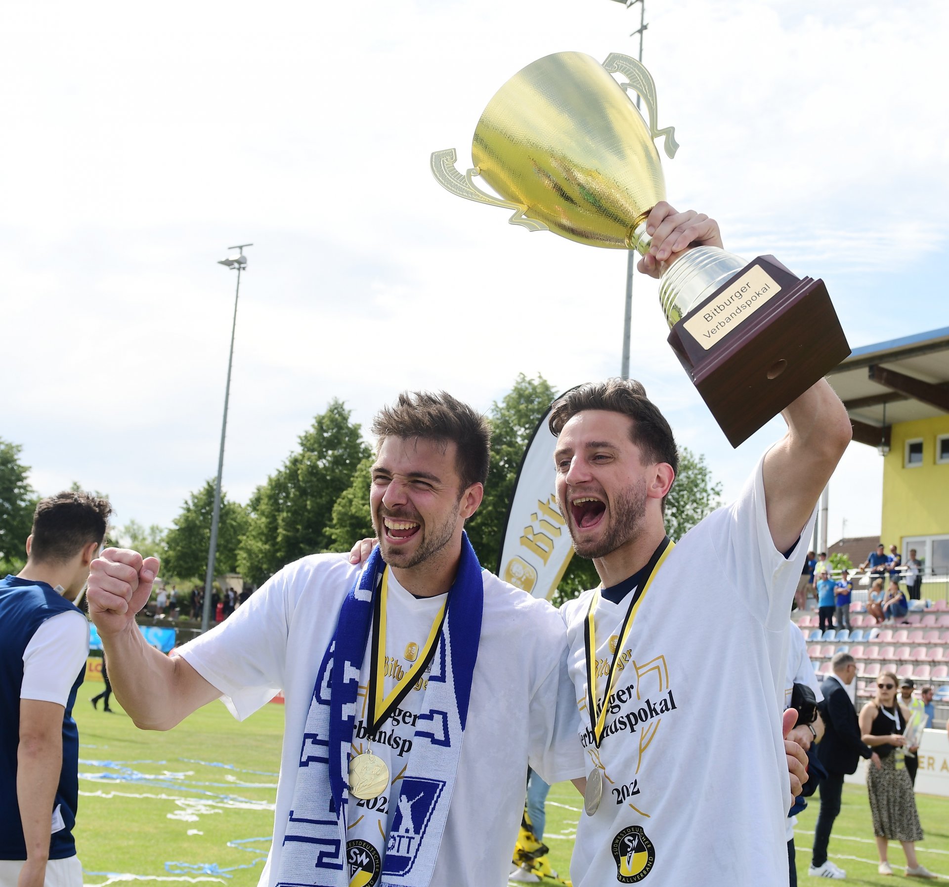 Jonas Raltschitsch, Konstantin Fring und der Pokal.