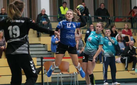 Beim jüngsten Aufeinandertreffen in der Guckenberghalle unterlag Emily Reese (r.) mit dem TV Bodenheim den Sportfreunden Budenheim (Carla Schurich wirft) deutlich. Diesmal gehen die Gastgeber favorisiert in den Vergleich.