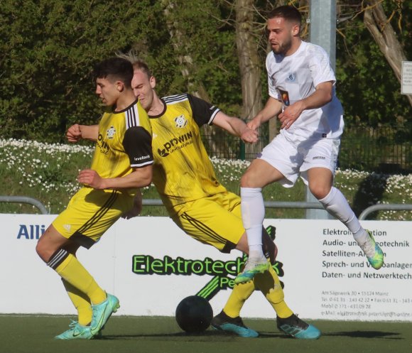 Erst sechs Wochen her ist das erste Aufeinandertreffen des SV Gonsenheim mit Herta Wiesbach, das Luca Dietrich (r.) und sein Team mit 3:1 gewannen. Seither ist bei beiden Teams allerdings viel passiert.