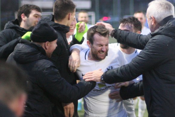 Mit dem SV Geinsheim verbinden VfB-Trainer Dennis Bingenheimer (l.) und sein Kotrainer Oliver Hoch (Mitte) Erinnerungen an einen 4:1-Heimsieg im Dezember 2018, als Hoch den Sieg mit einem  viel umjubelten Freistoßknaller sicherte. Nun verabschieden sich beide von ihrer Aufgabe mit einem Heimspiel gegen die Pfälzer von den eigenen Fans.