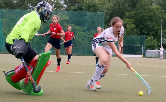 Szene mit Seltenheitswert: Carlotta Enders wird den Ball sogar an Gästetorfrau Jule Kuch vorbeibringen, zwar ohne den Ball aufs Tor zu bringen, aber immerhin mit einer Strafecke als Lohn.