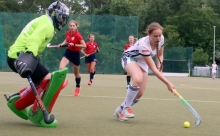 Szene mit Seltenheitswert: Carlotta Enders wird den Ball sogar an Gästetorfrau Jule Kuch vorbeibringen, zwar ohne den Ball aufs Tor zu bringen, aber immerhin mit einer Strafecke als Lohn.